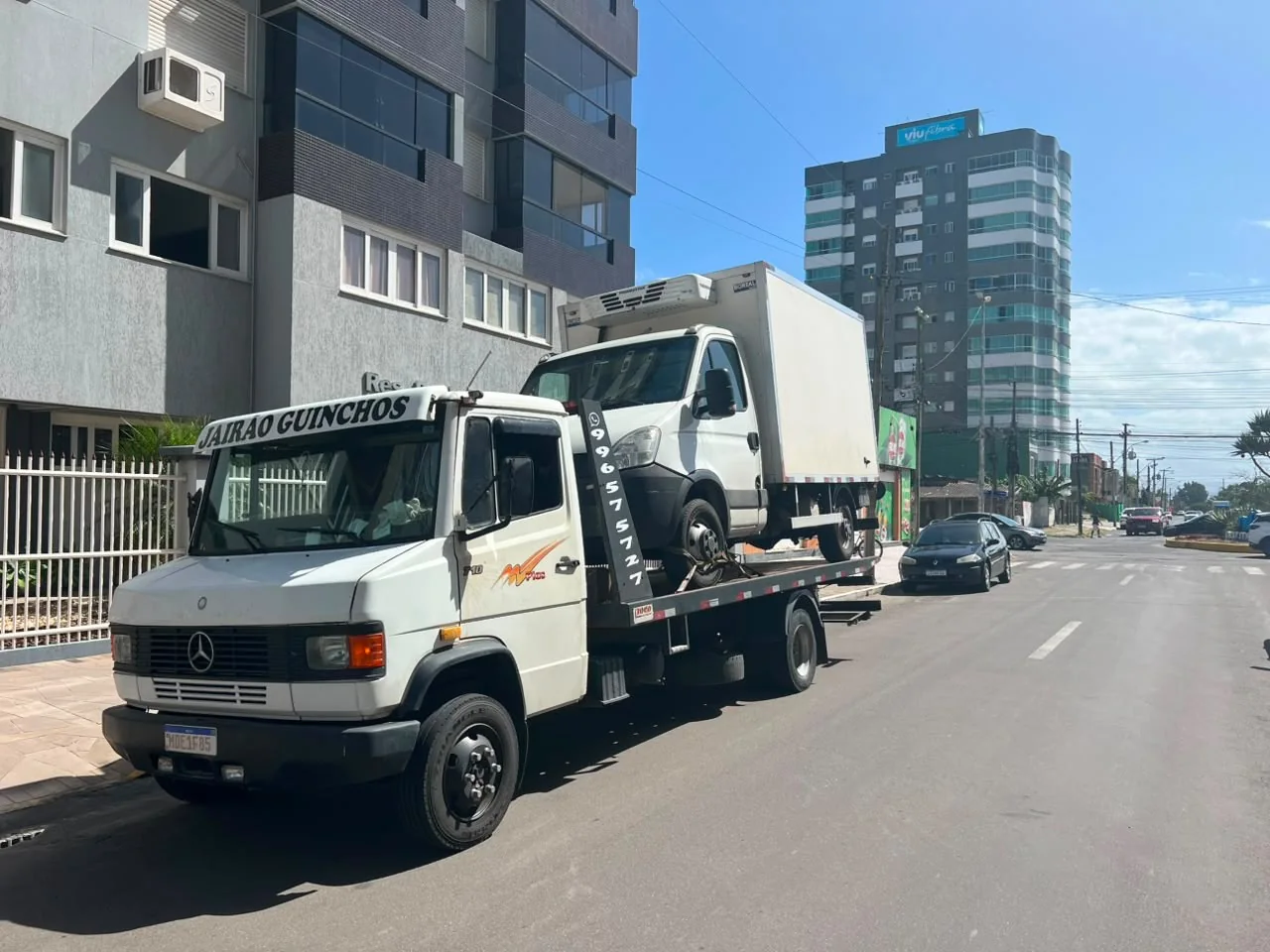 Guincho Jairão transportando veículo utilitário